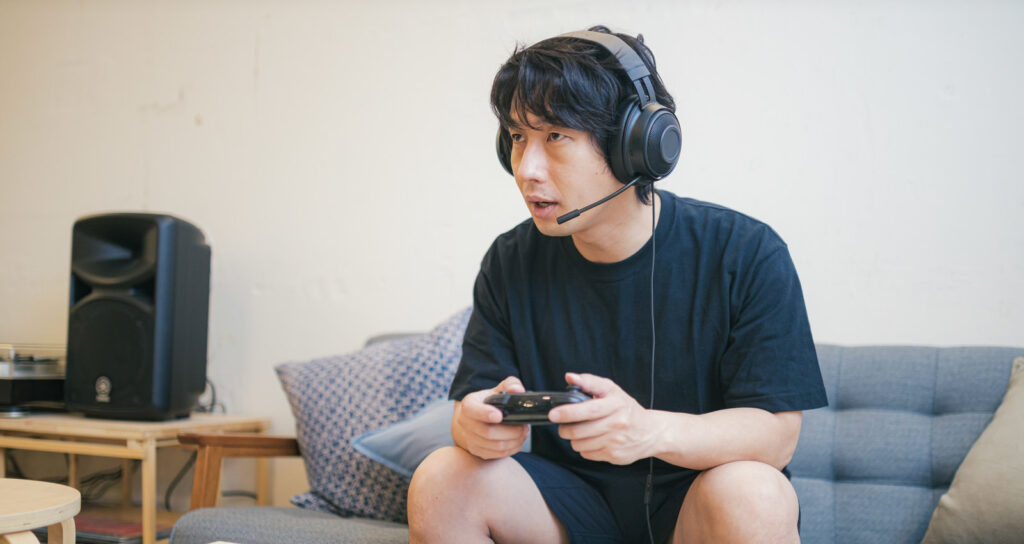 ゲームに熱中する男性